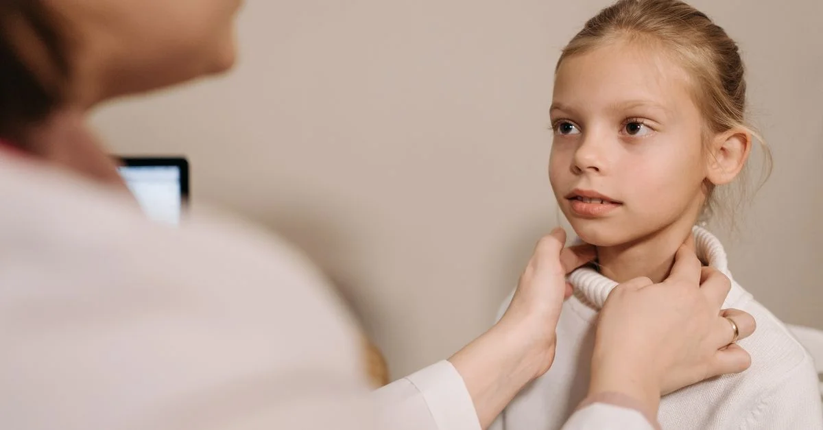 Un médico realizando un chequeo médico a un niño durante una cita en una clínica.