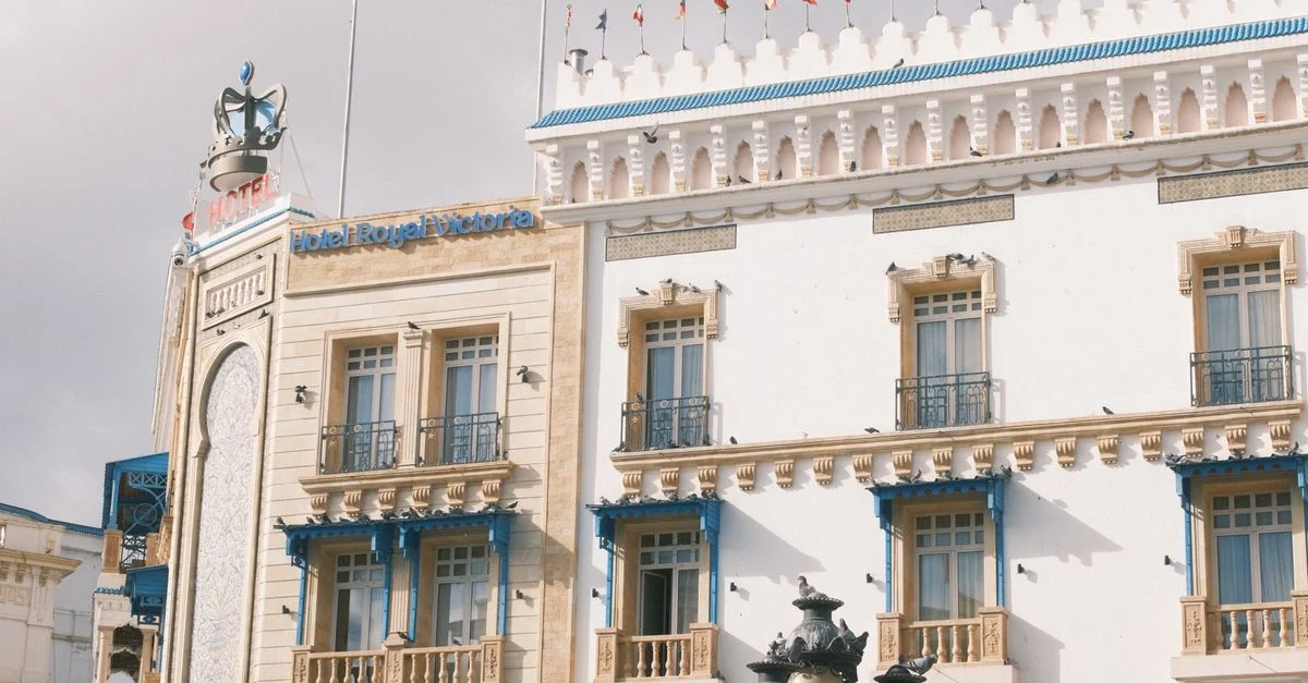 L'élégante façade de l'Hôtel Royal Victoria met en valeur le style architectural tunisien.