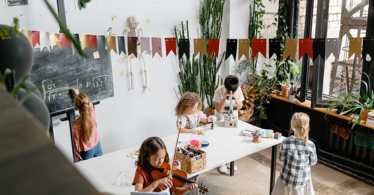 Aula atractiva donde los niños exploran la música y la ciencia, fomentando la curiosidad.