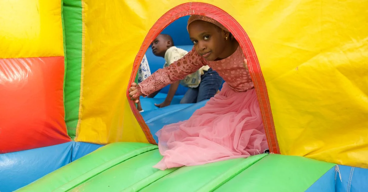 Un niño disfruta de una celebración de cumpleaños en un colorido castillo inflable en Abuja, Nigeria.