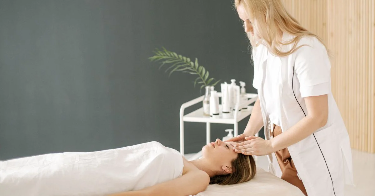 Una mujer recibiendo un masaje facial relajante en un spa, promoviendo el bienestar y la relajación.