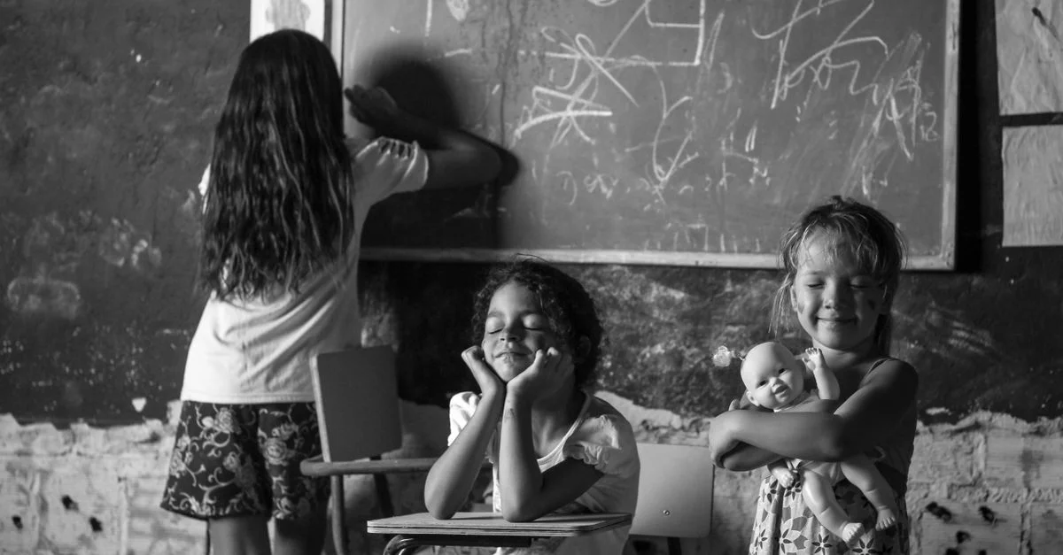 Des enfants s'engagent dans le jeu et l'apprentissage dans une salle de classe rurale au Brésil.