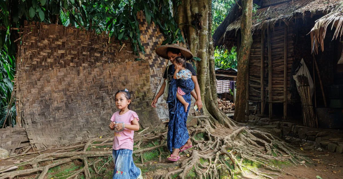 Un momento espontáneo de una madre y sus hijos en la zona rural de Banten, Indonesia, que muestra el estilo de vida tradicional.